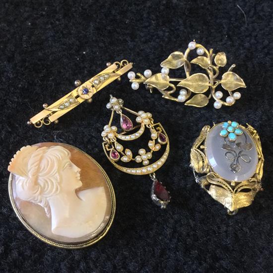 4 gold brooches and a pendant & 2 other brooches